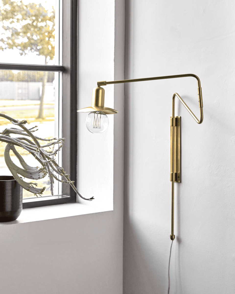Swing 35cm Latón lámpara de pared De House Doctor - Agregue un toque de elegancia a su hogar con esta elegante l&aacute;mpara de pared con el distintivo estilo oscilante y acabado de lat&oacute;n.