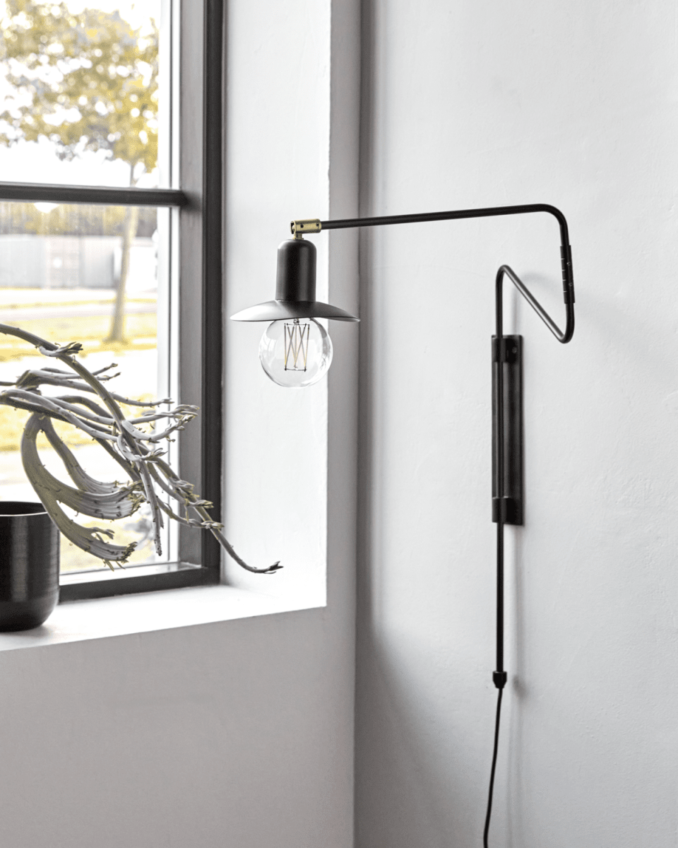 Swing 35cm Negro lámpara de pared De House Doctor - Esta l&aacute;mpara de pared se adapta perfectamente a muchos estilos de interior y se puede integrar perfectamente en la sala de estar, el estudio o el dormitorio.