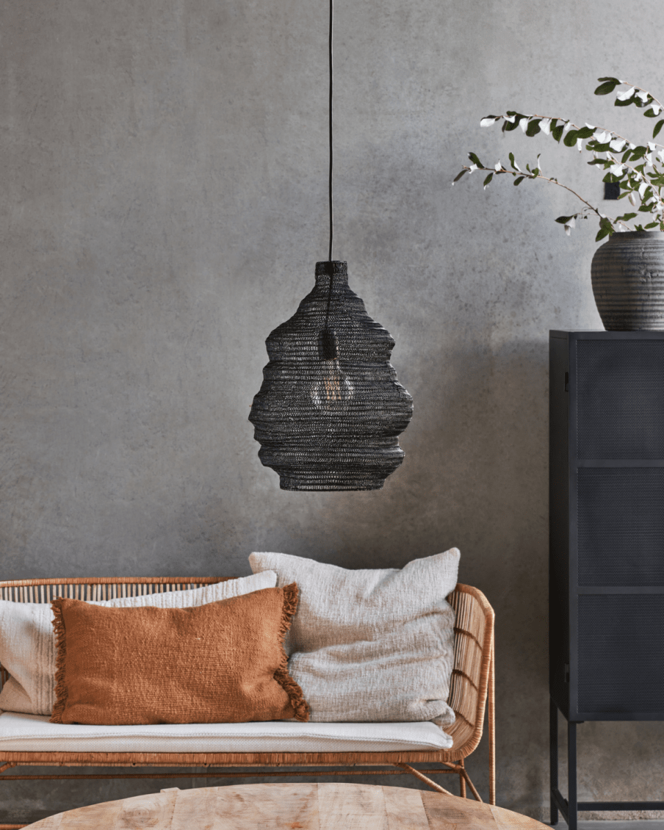 Mesh Ø30 Negro Lámpas de techo De House Doctor - Cuelga la lámpara de techo de House Doctor sobre la mesa del comedor o la mesa de la cocina, en el dormitorio o en un rincón de la sala de estar para difundir una luz maravillosa.