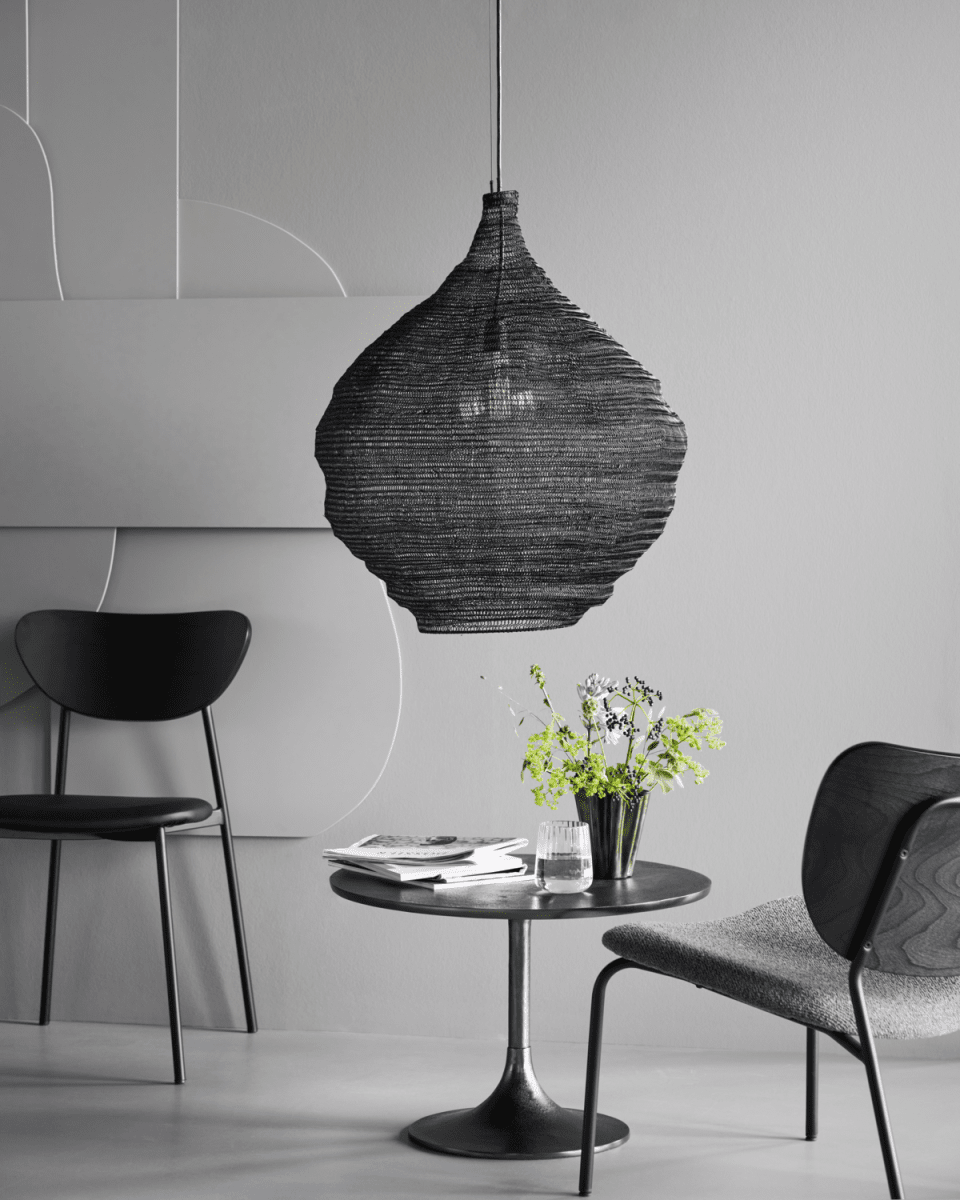 Mesh Ø60 Negro Lámpas de techo De House Doctor - Cuelga la lámpara de techo de House Doctor sobre la mesa del comedor, en un rincón de la sala de estar o en el pasillo para difundir una luz maravillosa.