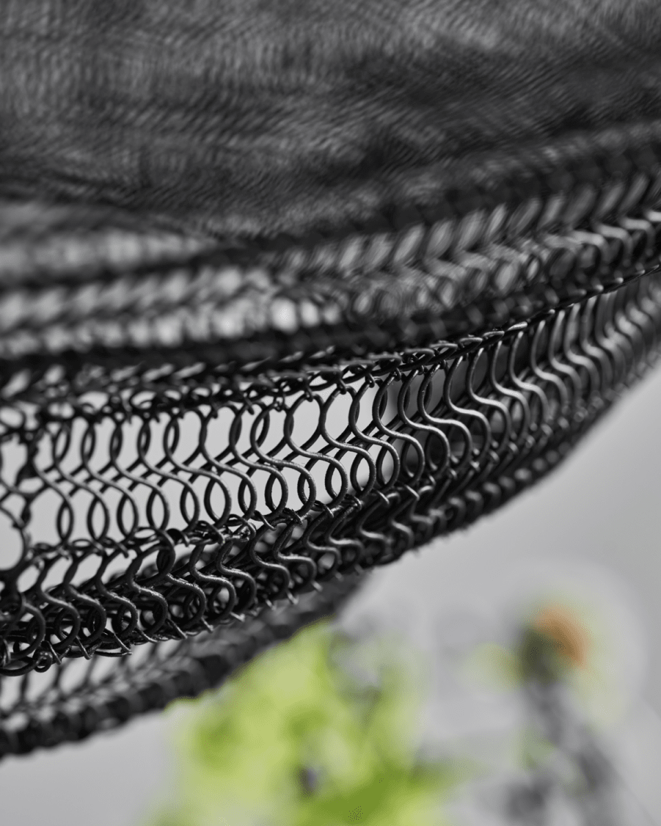Mesh Ø60 Negro Lámpas de techo De House Doctor - Cuelga la lámpara de techo de House Doctor sobre la mesa del comedor, en un rincón de la sala de estar o en el pasillo para difundir una luz maravillosa.