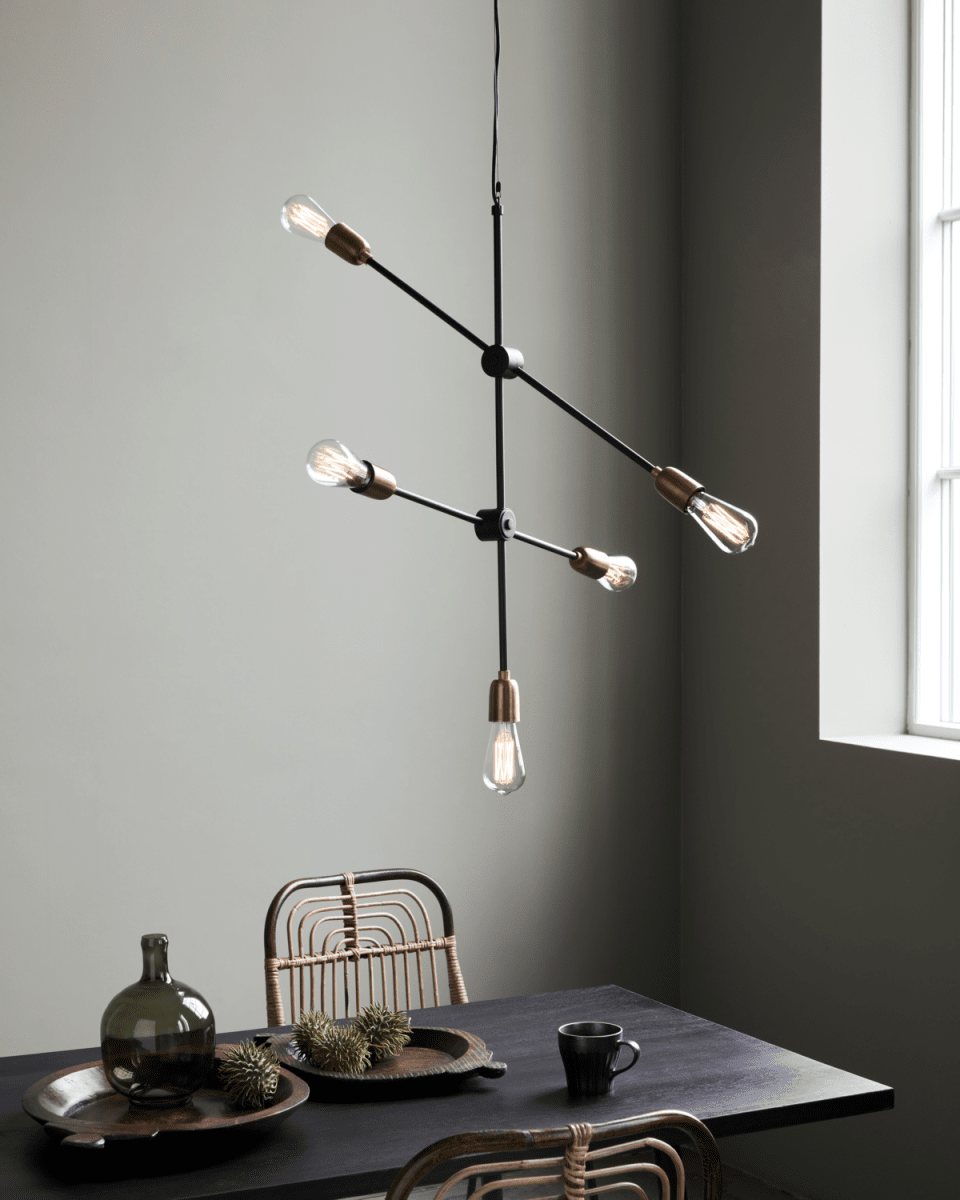 Molecular 68cm Negro Lámpas de techo De House Doctor - La hermosa l&aacute;mpara Molecular de House Doctor es una l&aacute;mpara casi escult&oacute;rica que proporciona una fuente de luz pr&aacute;ctica al tiempo que a&ntilde;ade un toque de personalidad a tu hogar.