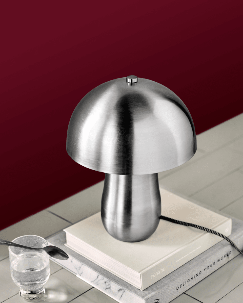 Roomie 33cm Plata cepillada lámpara de mesa De House Doctor - Moderna y elegante en el escritorio, con un toque personal en la mesita de noche o como detalle decorativo en el sal&oacute;n, esta l&aacute;mpara realza cualquier estancia con sutil delicadeza.