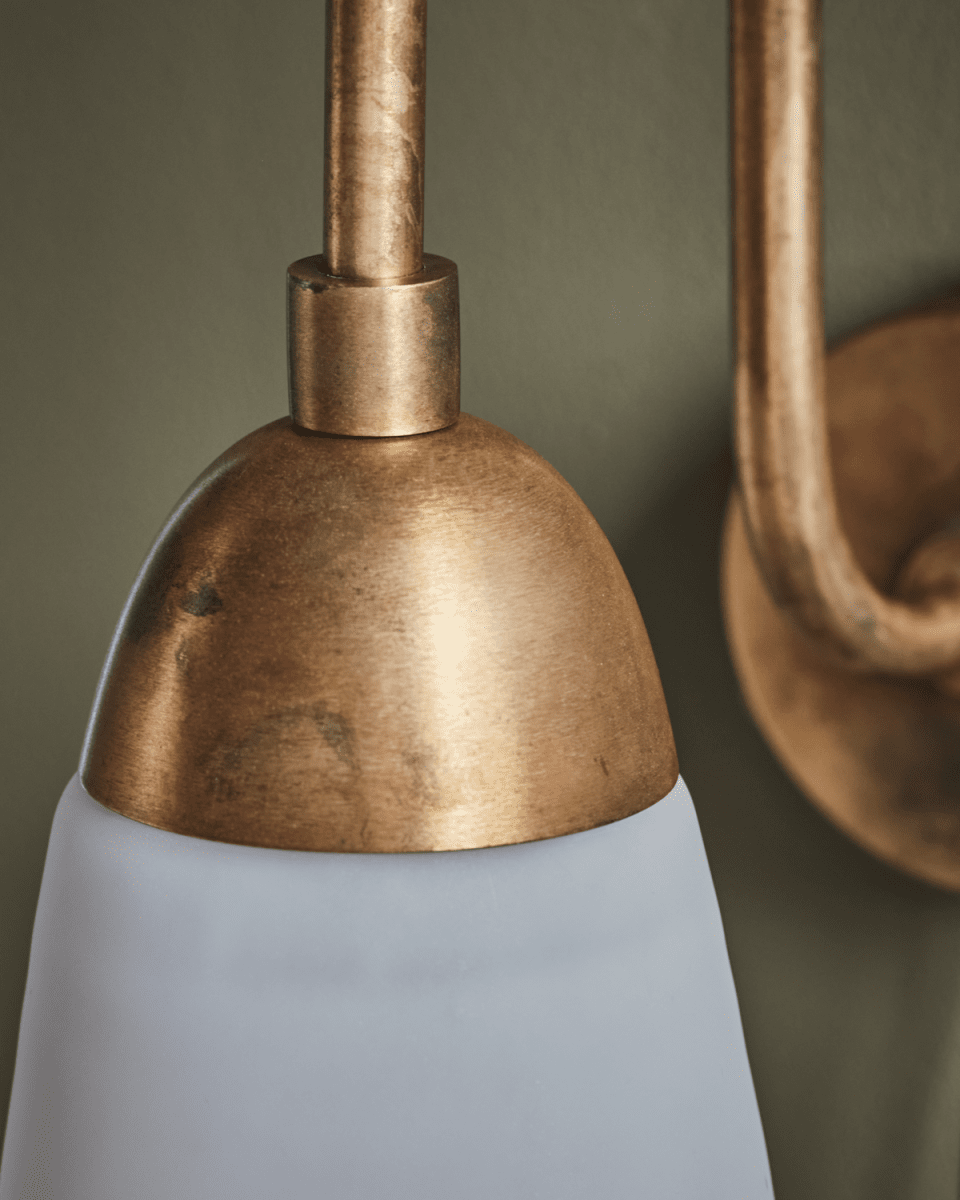 Drop 45cm Latón antiguo lámpara de pared De House Doctor - Transforme su interior con esta lámpara de pared de latón antiguo con una pantalla de cristal opalino en forma de gota.