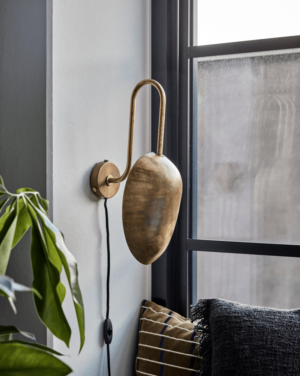 Swan 43cm Latón antiguo lámpara de pared De House Doctor - Se suministra con cable de tela negro de 2,5 m de longitud, interruptor de encendido y enchufe.