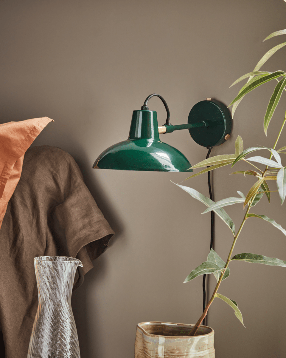 Desk Ø18 Verde lámpara de pared De House Doctor - Con su acabado de esmalte verde y su diseño clásico de lámpara de escritorio, da una expresión moderna y atemporal.