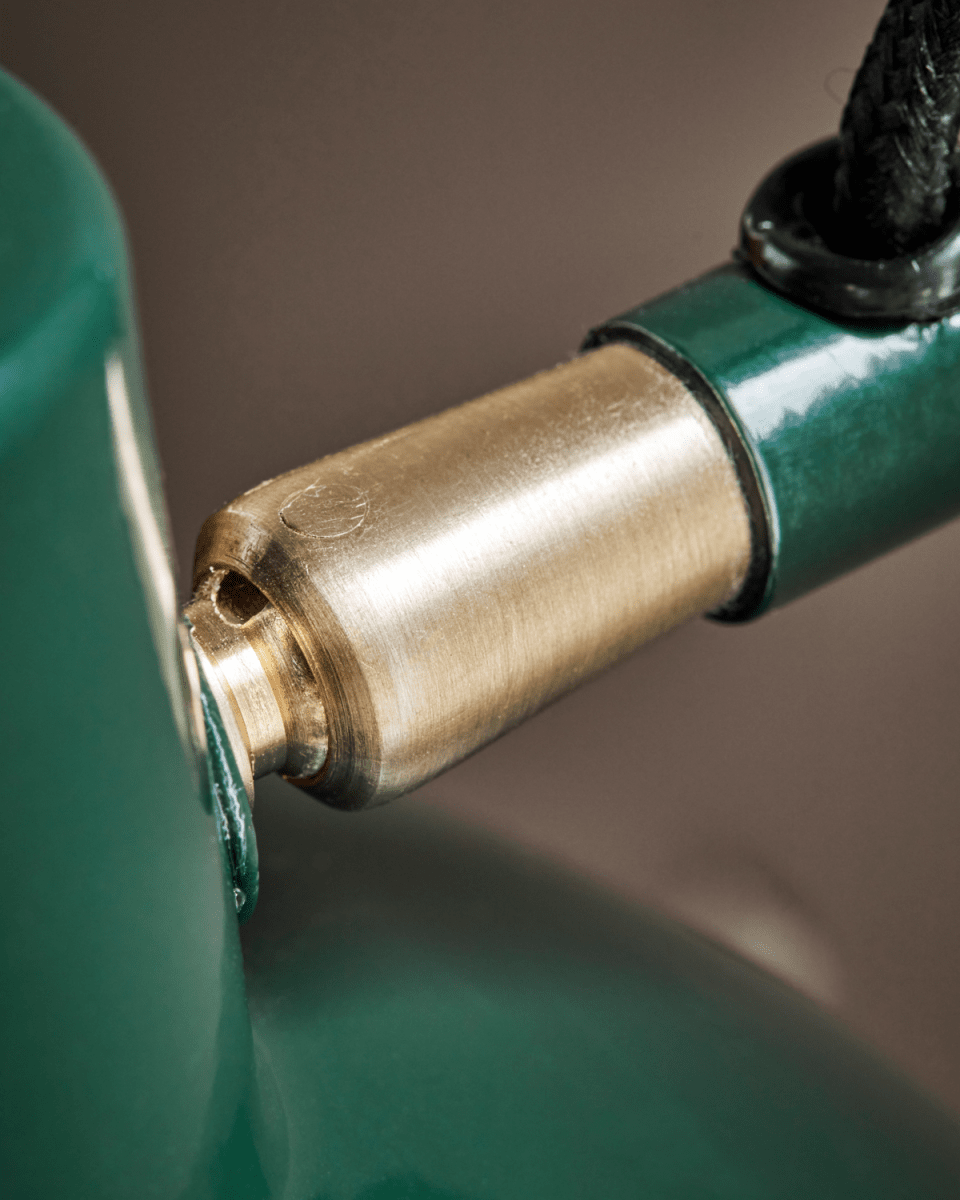 Desk Ø18 Verde lámpara de pared De House Doctor - Con su acabado de esmalte verde y su diseño clásico de lámpara de escritorio, da una expresión moderna y atemporal.