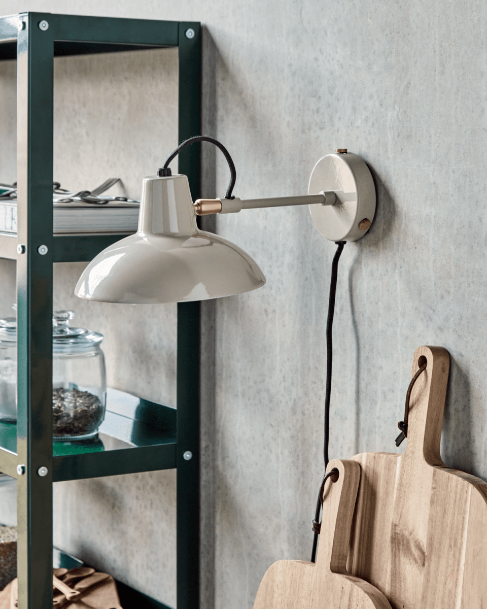 Desk Ø18 Gris lámpara de pared De House Doctor - Se suministra con cable de tela negro de 2,5 m de longitud, interruptor de encendido y enchufe.