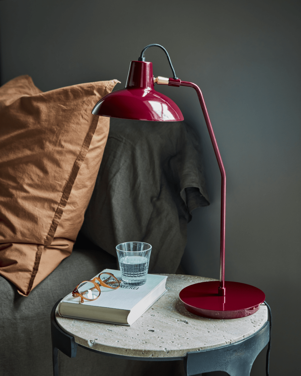 Desk 50cm ROJO lámpara de escritorio De House Doctor - Se suministra con cable de tela negro de 2,5 m de longitud, interruptor de encendido y enchufe.
