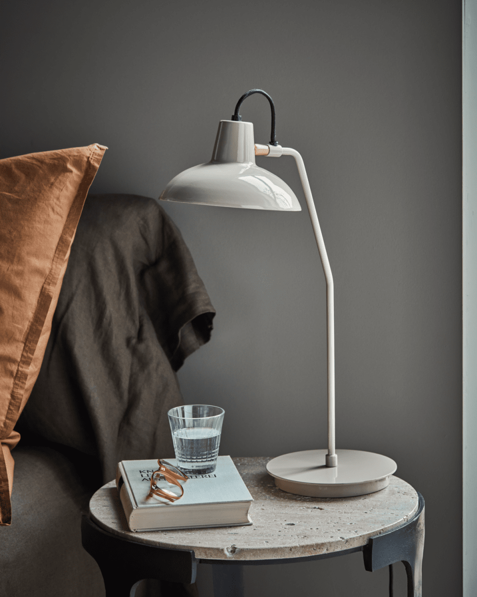 Desk 50cm Gris lámpara de escritorio De House Doctor - Con esta lámpara de mesa de elegante diseño podrás añadir un toque de estilo industrial moderno a cualquier estancia.
