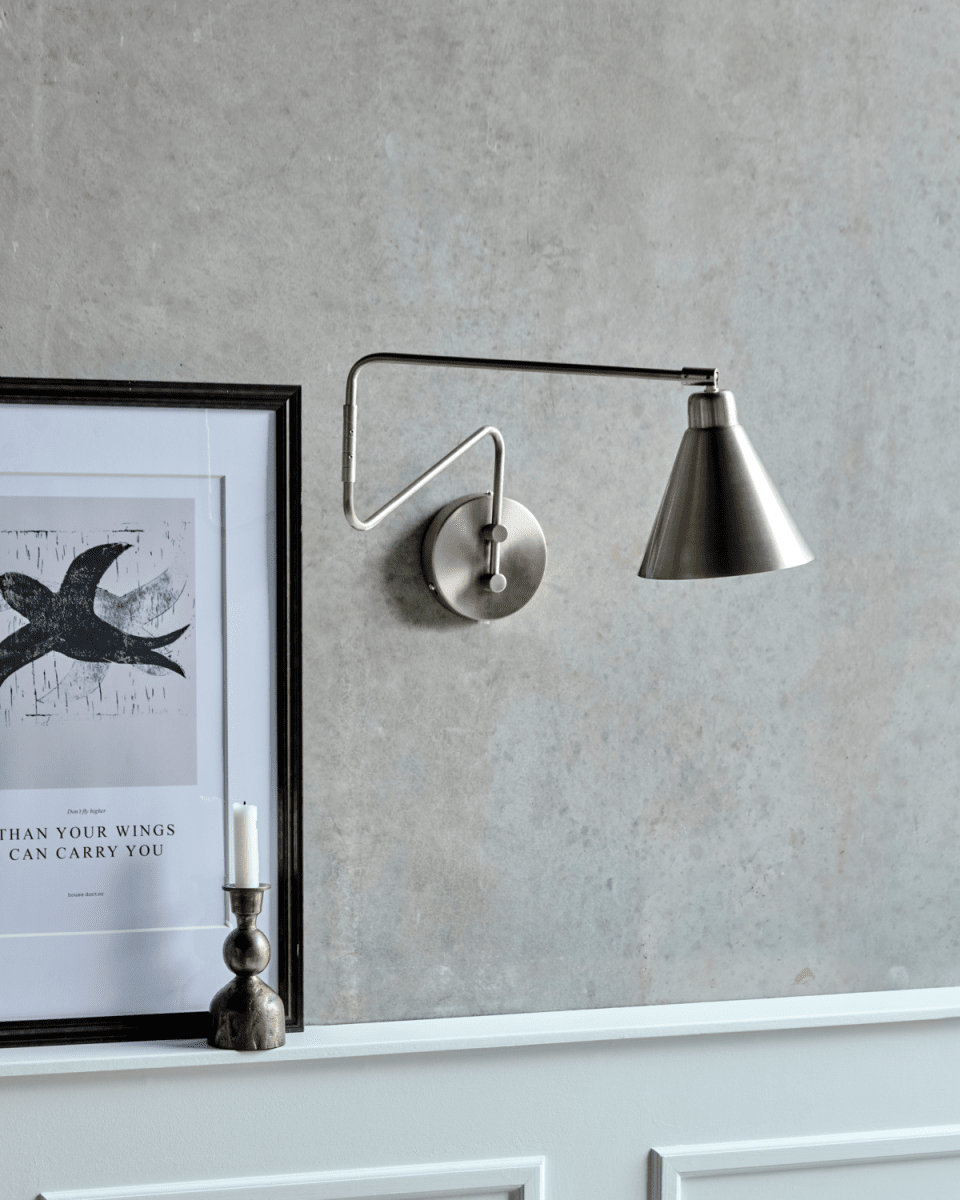 Game 76cm Plata cepillada lámpara de pared De House Doctor - Dale el toque final a tu aplique de pared con este aplique de hierro cepillado: un dise&ntilde;o artesanal con una llamativa pantalla c&oacute;nica, un acabado elegante y sutiles detalles plateados.