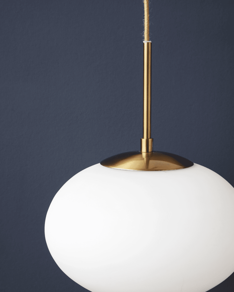 Opal Ø30 Latón Lámpas de techo De House Doctor - Úselo en el recibidor, encima de la mesa del comedor o en la sala de estar y cree un brillo maravilloso y único en el interior.