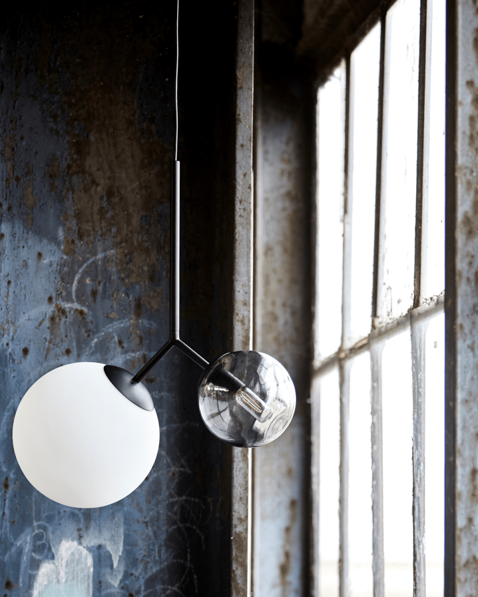 Twice 70cm Negro Lámpas de techo De House Doctor - Twice cuelga de una barra de hierro negra, lo que le da a la l&aacute;mpara un hermoso giro.