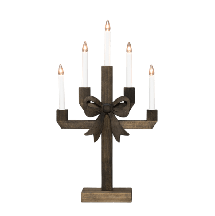 Kerstin mancha marrón De Pixie Design - Kerstin es un candelabro decorativo de madera te&ntilde;ida en marr&oacute;n oscuro, adornado con un gran lazo que le confiere un aspecto encantador y divertido.