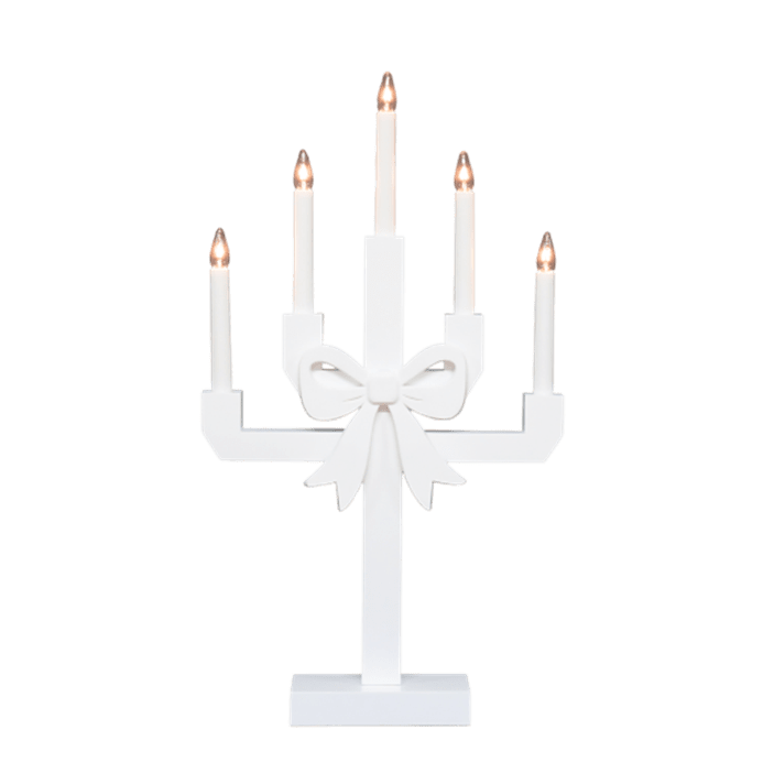 Kerstin Blanco De Pixie Design - Kerstin es un candelabro decorativo de madera, pintado de blanco y adornado con un gran lazo, que le confiere un aspecto encantador y divertido.