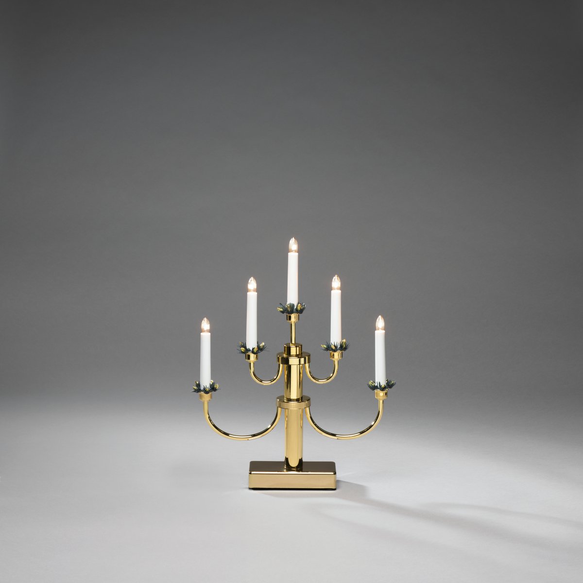 Candelabra 5 Lights Latón De Konstsmide - Su elegante dise&ntilde;o permite colocarlo f&aacute;cilmente en una ventana, sobre un escritorio o como un detalle encantador sobre una mesa.