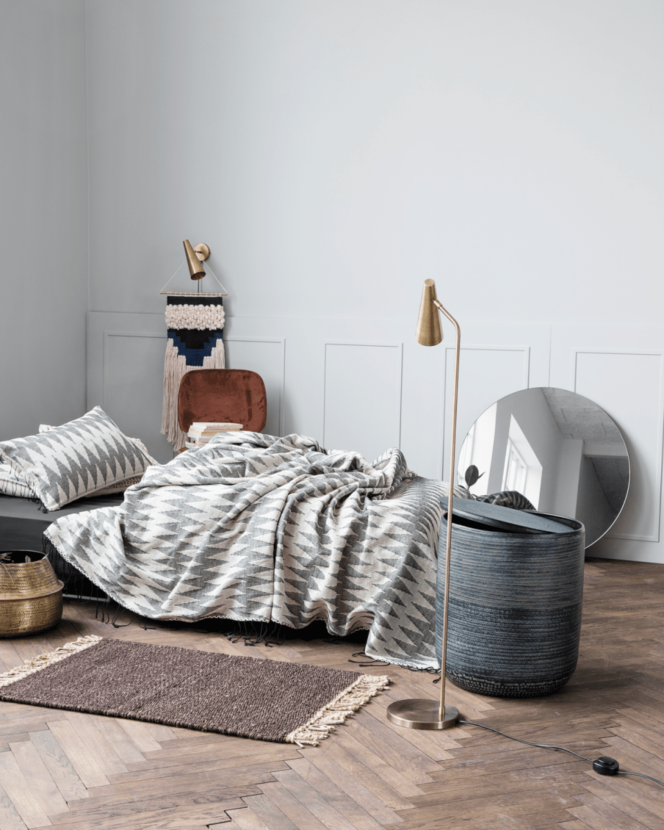 Precise Latón lámpara de pie De House Doctor - Crea un acogedor rincón de lectura en tu sala de estar con la hermosa lámpara de pie Precise de House Doctor.