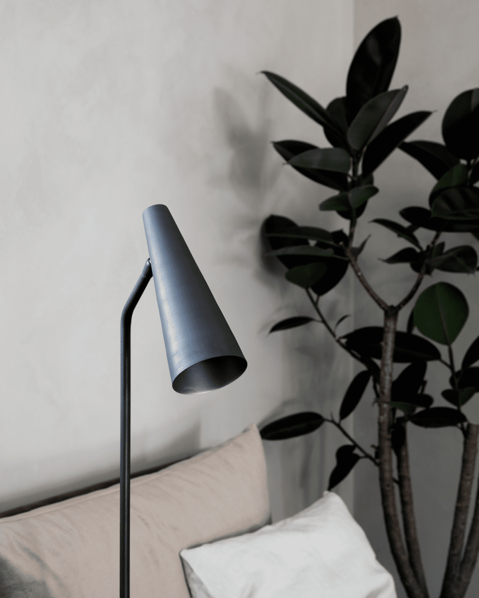 Precise Negro mate lámpara de pie De House Doctor - Utilice lámparas de pie en su diseño interior para crear una luz acogedora en los rincones oscuros de su hogar.