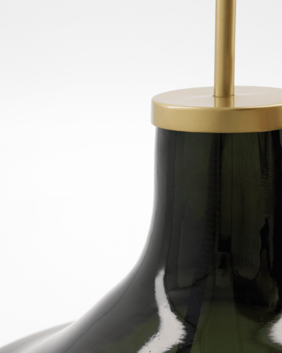 Matte 68cm Verde lámpara de mesa De House Doctor - Transforma tu hogar con esta elegante lámpara de mesa que combina una base de cristal verde con una pantalla de color crema claro.