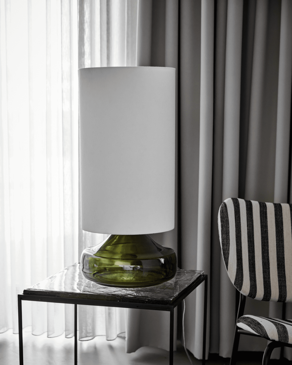 Matte 68cm Verde lámpara de mesa De House Doctor - Transforma tu hogar con esta elegante lámpara de mesa que combina una base de cristal verde con una pantalla de color crema claro.