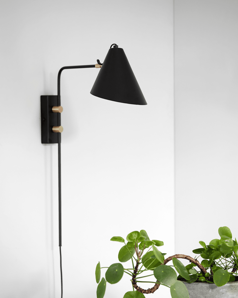 Club 45cm Negro lámpara de pared De House Doctor - Con la lámpara de pared decorativa Club de House Doctor podrás crear una luz atmosférica en la habitación y también una hermosa decoración en tu pared.