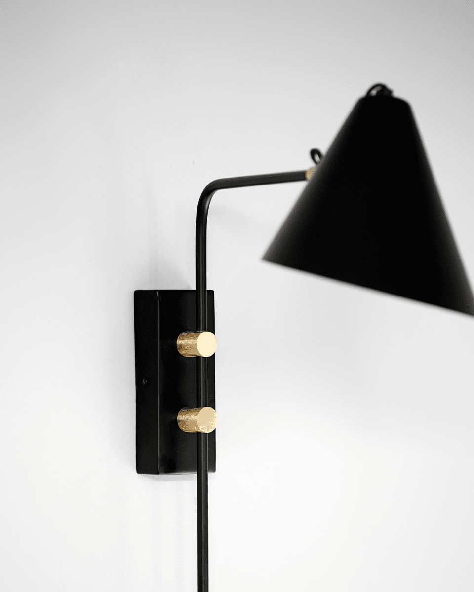 Club 45cm Negro lámpara de pared De House Doctor - Con la lámpara de pared decorativa Club de House Doctor podrás crear una luz atmosférica en la habitación y también una hermosa decoración en tu pared.