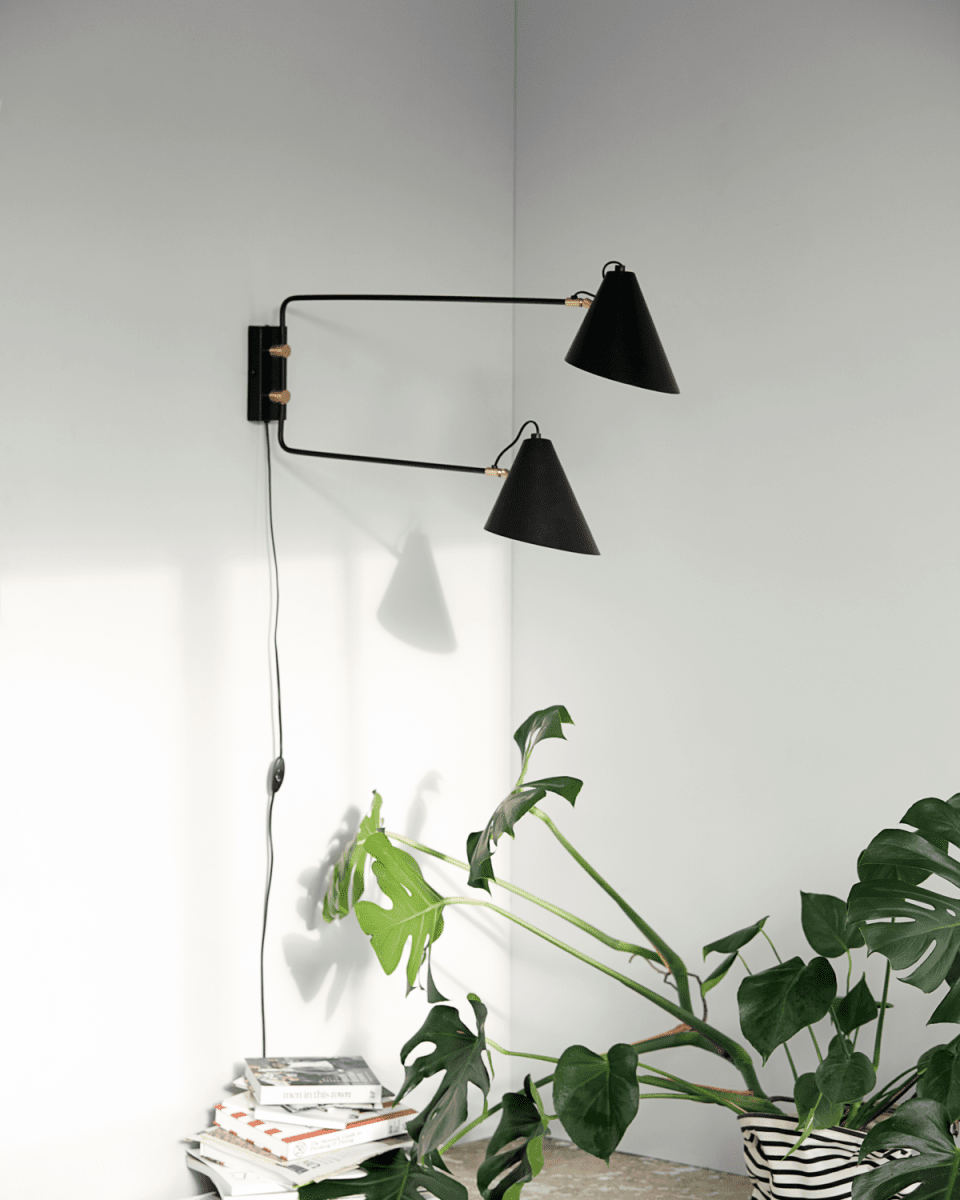 Club Double 80cm Negro lámpara de pared De House Doctor - Con la lámpara de pared decorativa Club Double de House Doctor aportará una luz atmosférica a su estancia y una decoración elegante a su pared.
