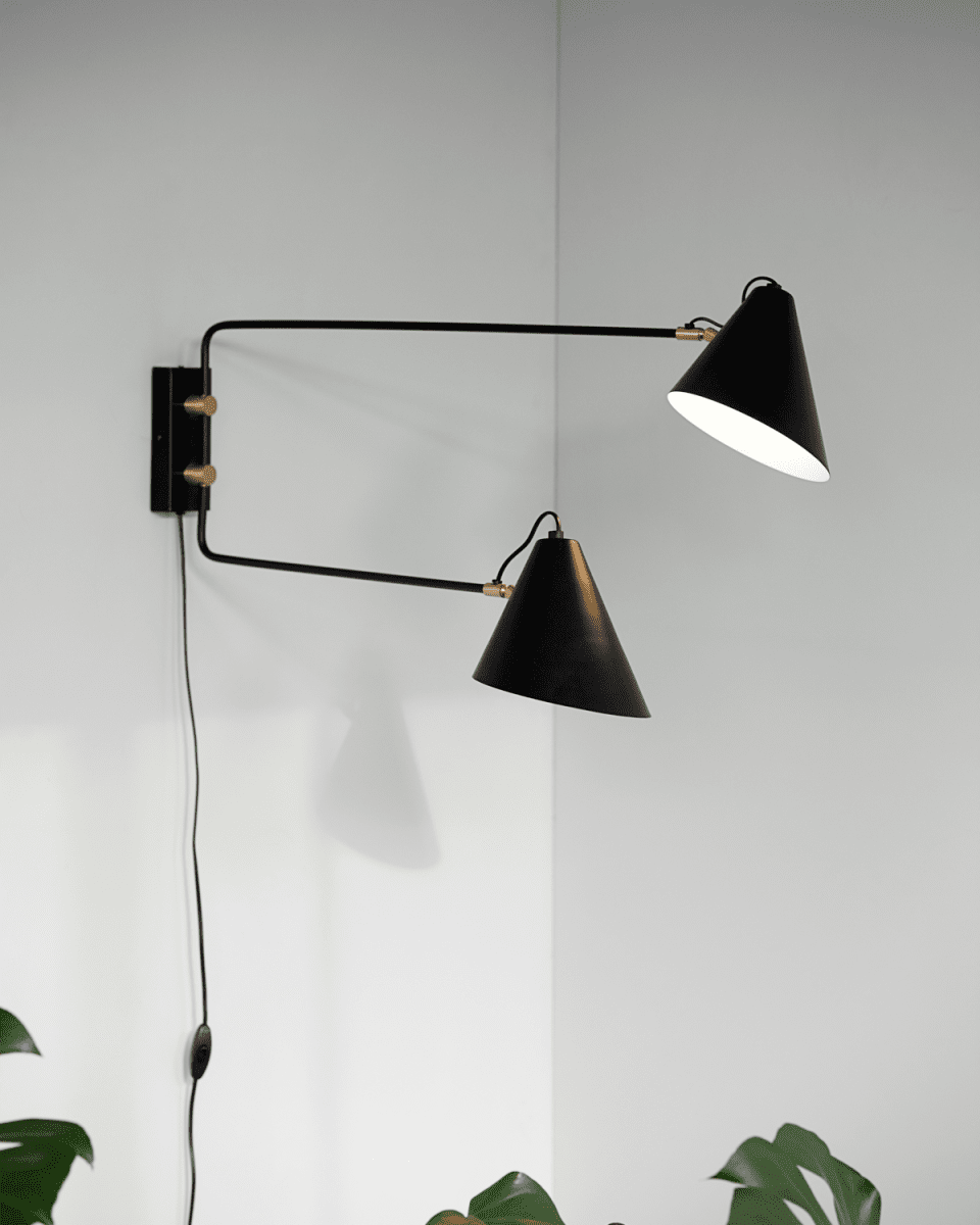 Club Double 80cm Negro lámpara de pared De House Doctor - Con la lámpara de pared decorativa Club Double de House Doctor aportará una luz atmosférica a su estancia y una decoración elegante a su pared.