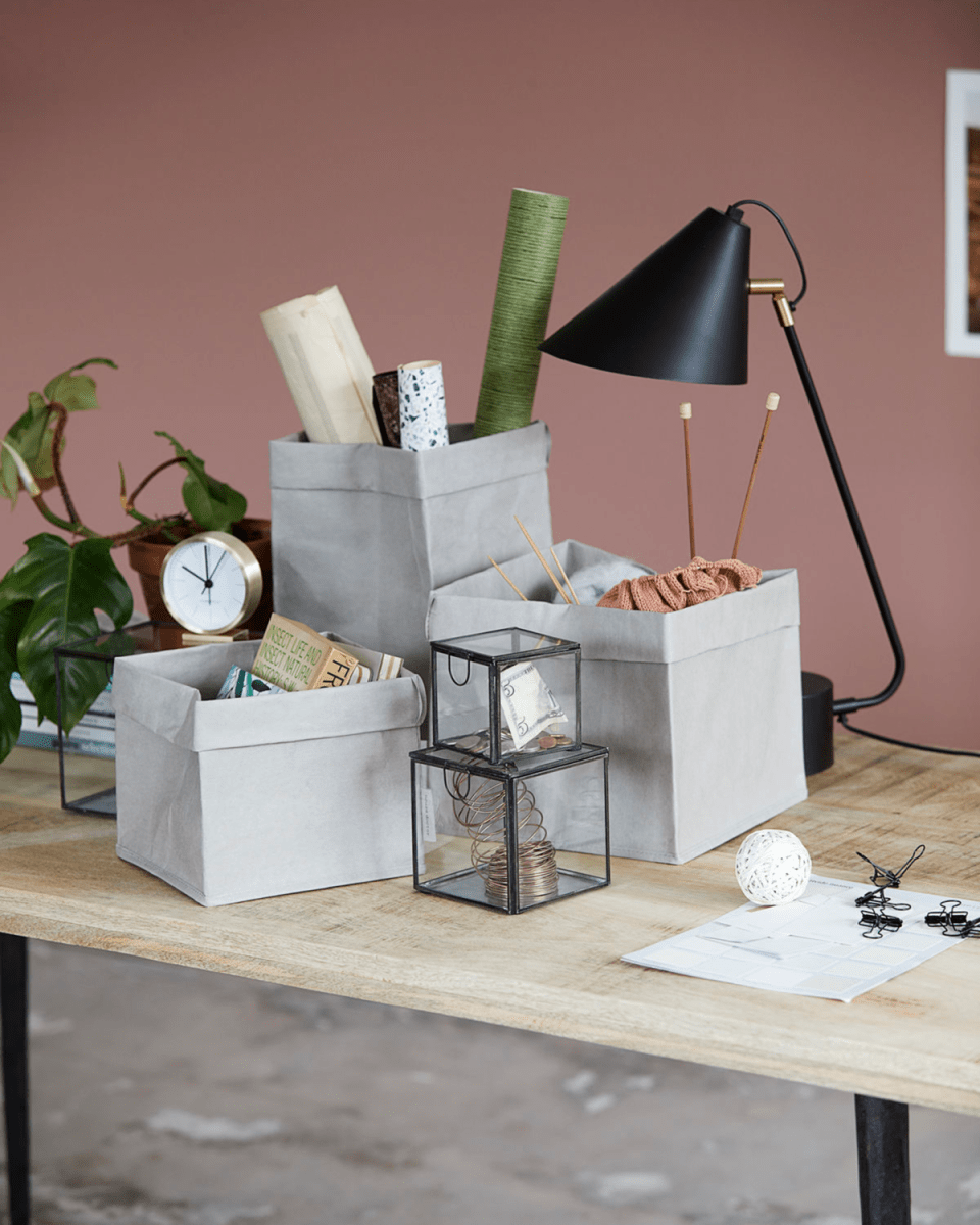 Club 54cm Negro lámpara de escritorio De House Doctor - Perfecta como detalle sugerente en una c&oacute;moda, como l&aacute;mpara de castillo en la mesita de noche o como una hermosa fuente de luz en el escritorio.