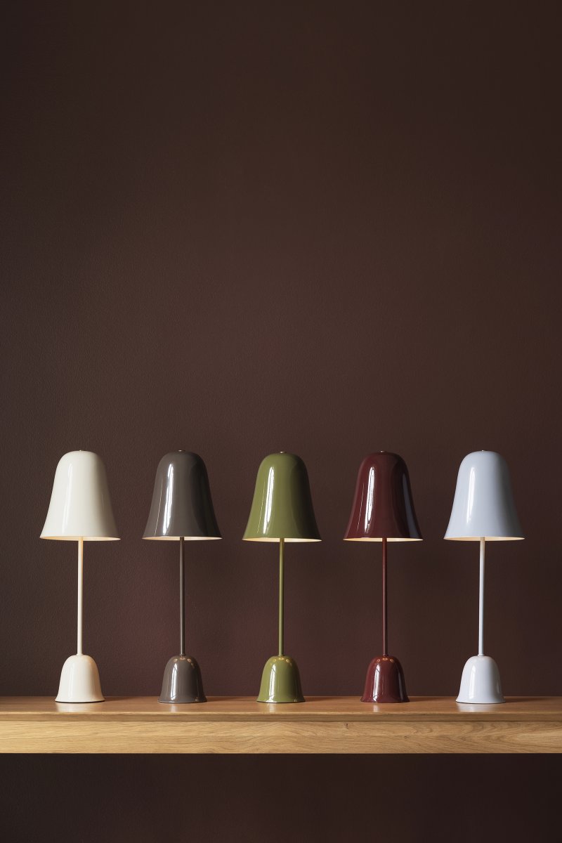 Blåklockan 50cm azul claro lámpara de mesa De Globen Lighting - La lámpara de mesa "Blue Bell" presenta un diseño elegante y atemporal, fabricada en hierro con un acabado lacado azul claro de alto brillo.