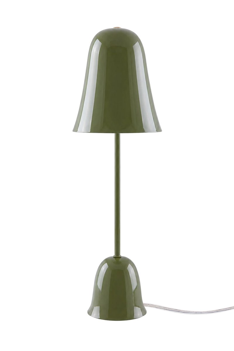Blåklockan 50cm verde oliva lámpara de mesa De Globen Lighting - El interior lacado en blanco proporciona una luz agradable, mientras que un sutil detalle de lat&oacute;n en la parte superior le a&ntilde;ade un toque de elegancia.