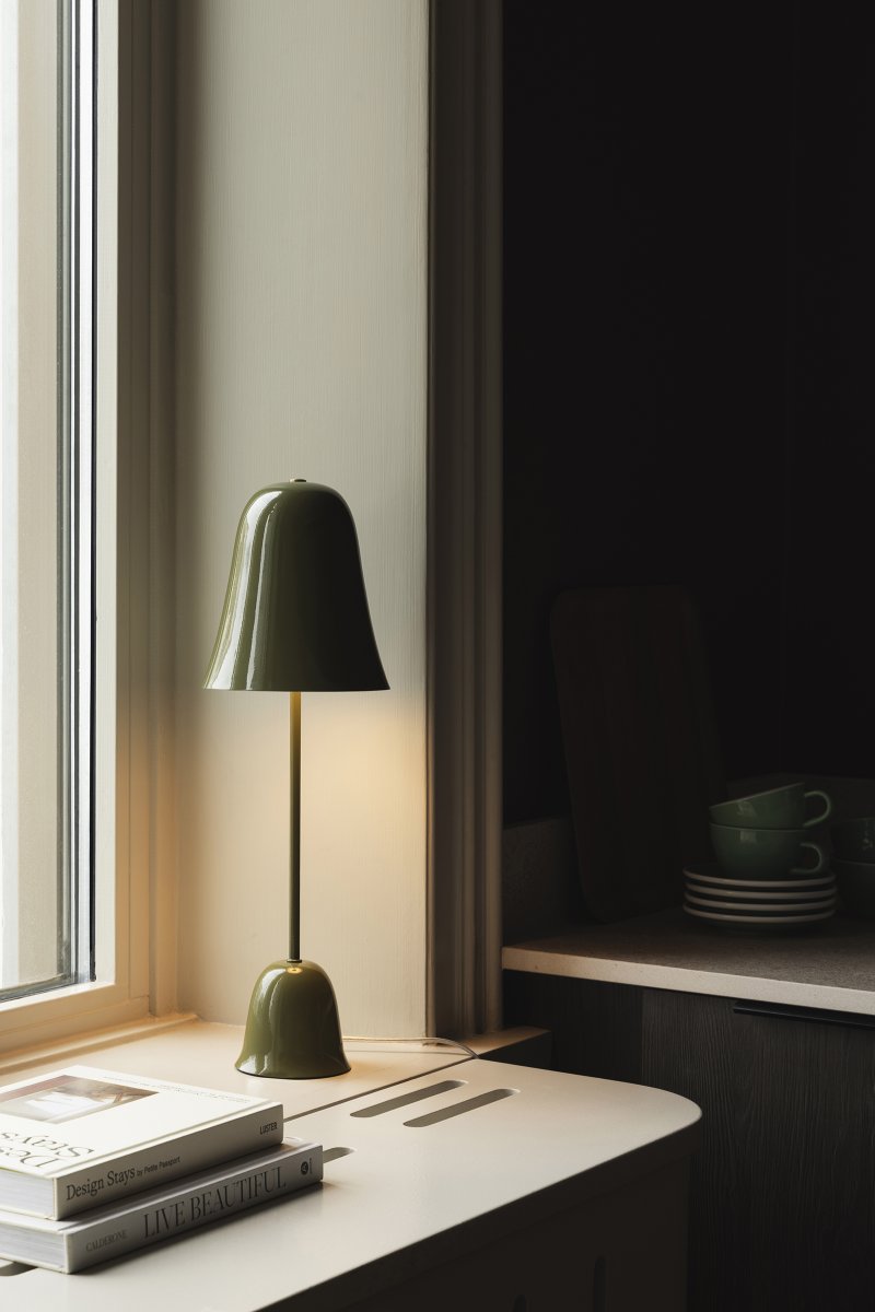 Blåklockan 50cm verde oliva lámpara de mesa De Globen Lighting - El interior lacado en blanco proporciona una luz agradable, mientras que un sutil detalle de lat&oacute;n en la parte superior le a&ntilde;ade un toque de elegancia.