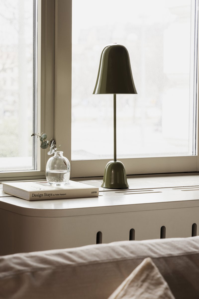 Blåklockan 50cm verde oliva lámpara de mesa De Globen Lighting - El interior lacado en blanco proporciona una luz agradable, mientras que un sutil detalle de lat&oacute;n en la parte superior le a&ntilde;ade un toque de elegancia.