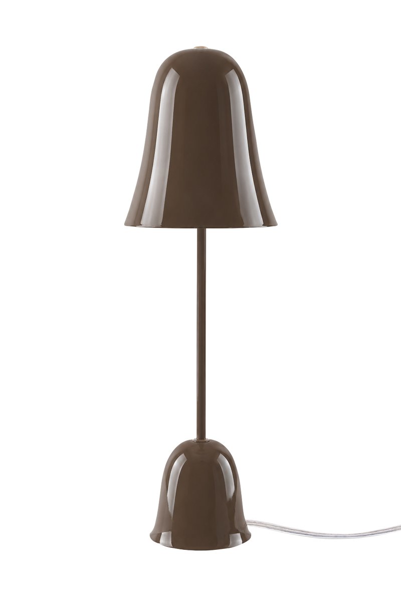 Blåklockan 50cm Marrón lámpara de mesa De Globen Lighting - El interior lacado en blanco proporciona una luz agradable, mientras que un sutil detalle de latón en la parte superior le añade un toque de elegancia.