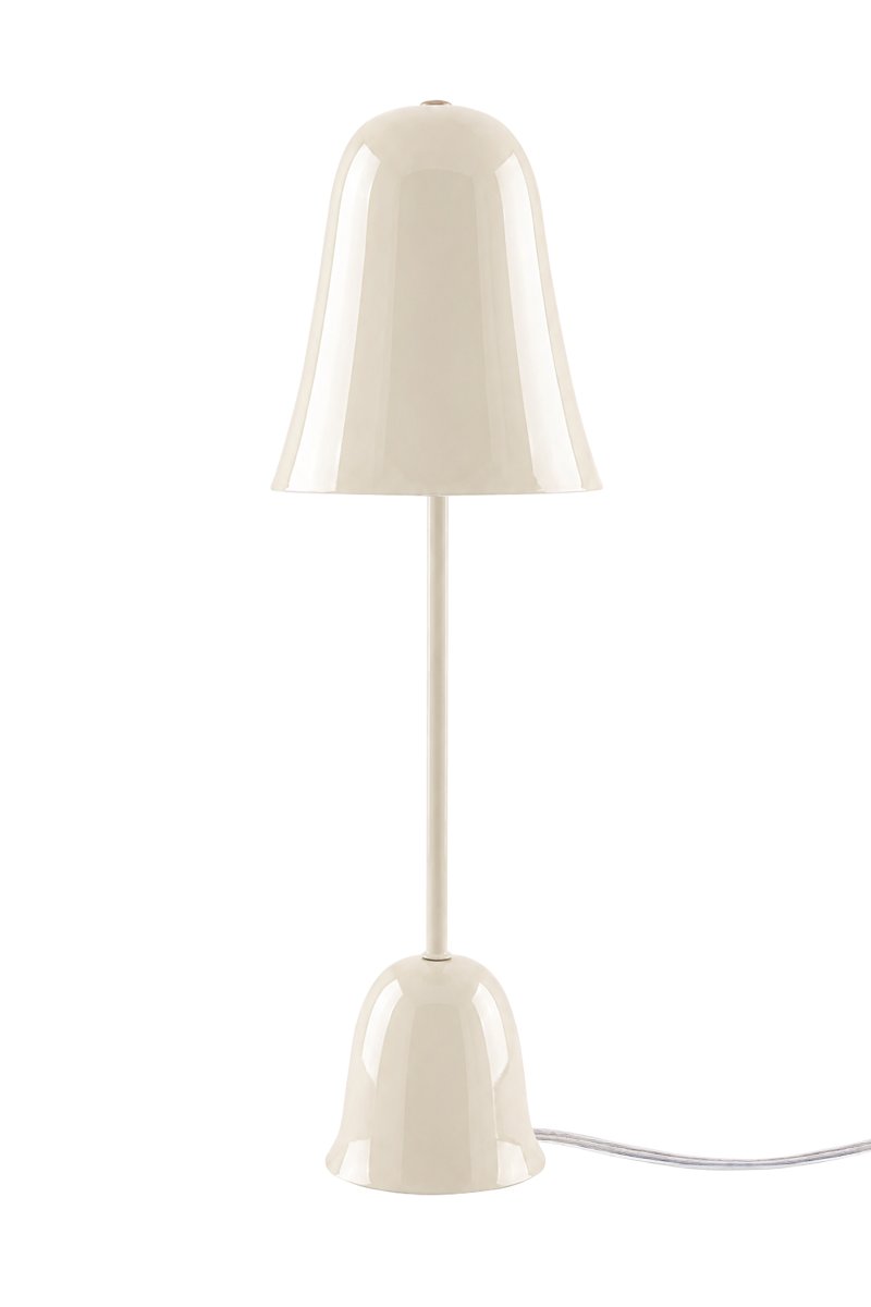 Blåklockan 50cm Blanco lámpara de mesa De Globen Lighting - El interior lacado en blanco proporciona una luz agradable, mientras que un sutil detalle de latón en la parte superior le añade un toque de elegancia.