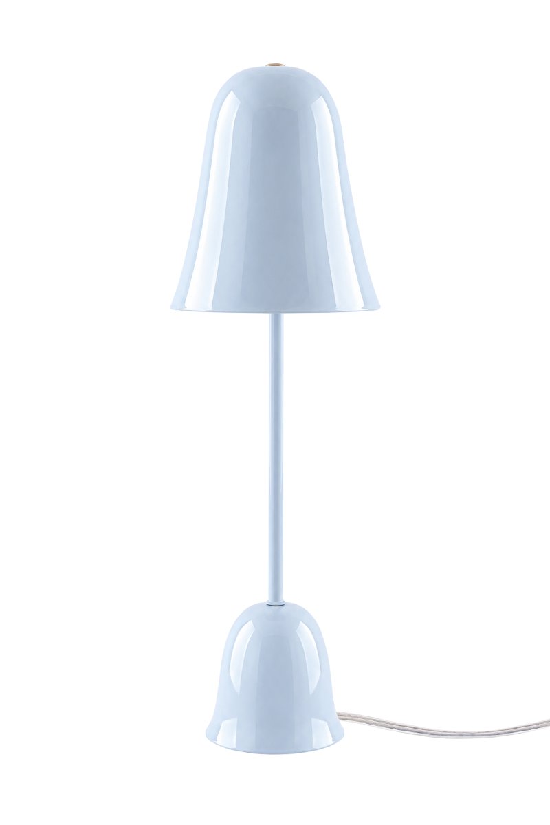 Blåklockan 50cm azul claro lámpara de mesa De Globen Lighting - La lámpara de mesa "Blue Bell" presenta un diseño elegante y atemporal, fabricada en hierro con un acabado lacado azul claro de alto brillo.