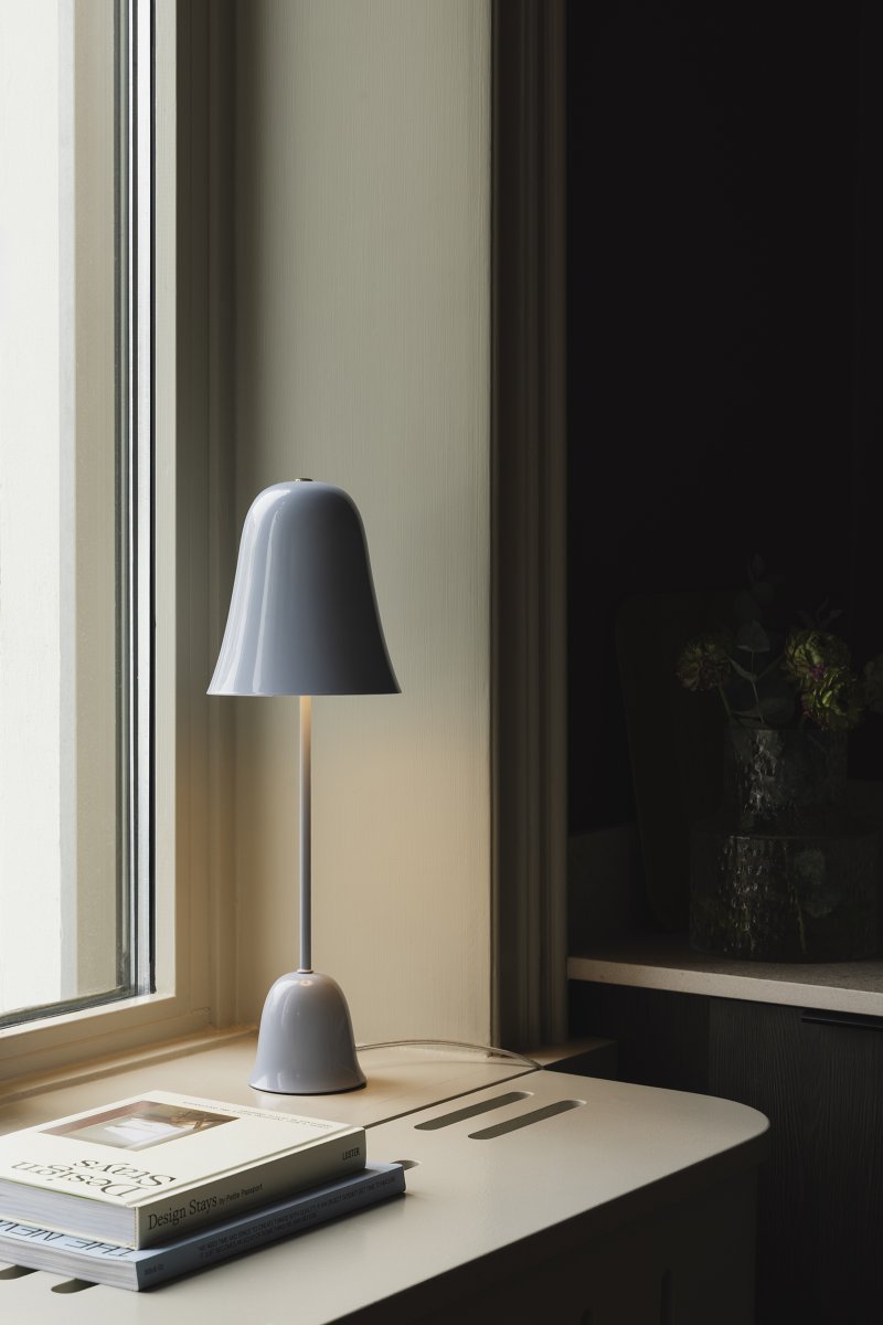 Blåklockan 50cm azul claro lámpara de mesa De Globen Lighting - La lámpara de mesa "Blue Bell" presenta un diseño elegante y atemporal, fabricada en hierro con un acabado lacado azul claro de alto brillo.