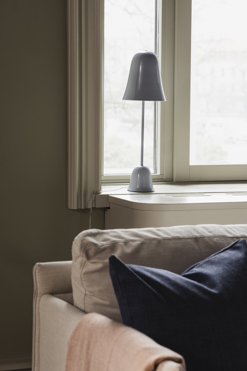 Blåklockan 50cm azul claro lámpara de mesa De Globen Lighting - La lámpara de mesa "Blue Bell" presenta un diseño elegante y atemporal, fabricada en hierro con un acabado lacado azul claro de alto brillo.