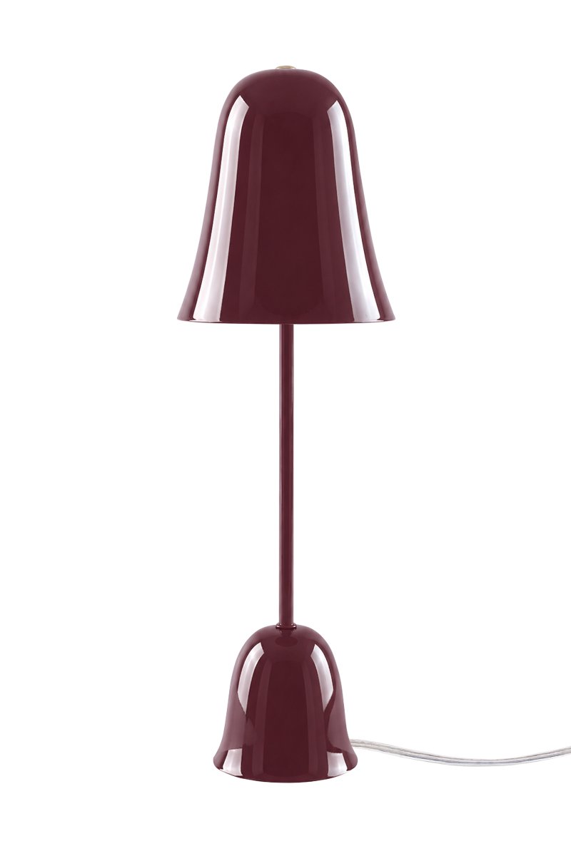 Blåklockan 50cm borgoña lámpara de mesa De Globen Lighting - El interior lacado en blanco proporciona una luz agradable, mientras que un sutil detalle de latón en la parte superior le añade un toque de elegancia.