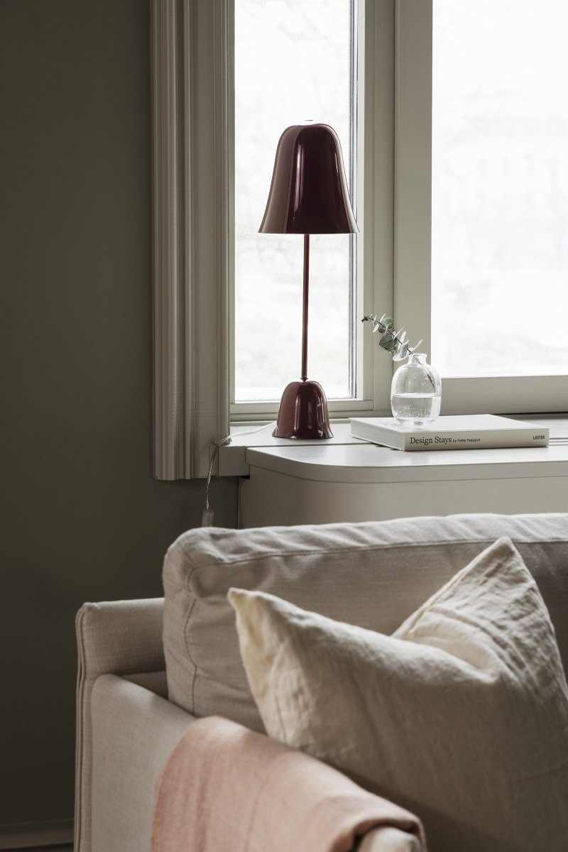 Blåklockan 50cm borgoña lámpara de mesa De Globen Lighting - El interior lacado en blanco proporciona una luz agradable, mientras que un sutil detalle de latón en la parte superior le añade un toque de elegancia.