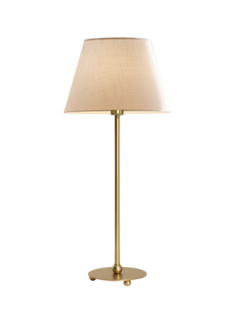 Julie 52cm Latón/blanco lámpara de mesa De PR Home - Cuenta con una base de lat&oacute;n de hermosa forma y una pantalla ovalada blanca cl&aacute;sica, creando una est&eacute;tica atemporal y armoniosa.