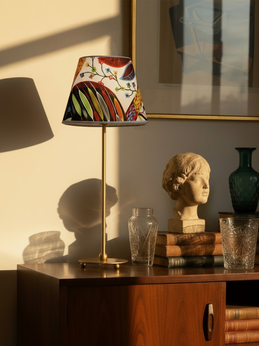 Julie 52cm Latón/multicolor lámpara de mesa De PR Home - Cuenta con una base de lat&oacute;n de hermosa forma, combinada con una pantalla ovalada decorativa de dise&ntilde;o cl&aacute;sico, creando una est&eacute;tica atemporal y armoniosa.