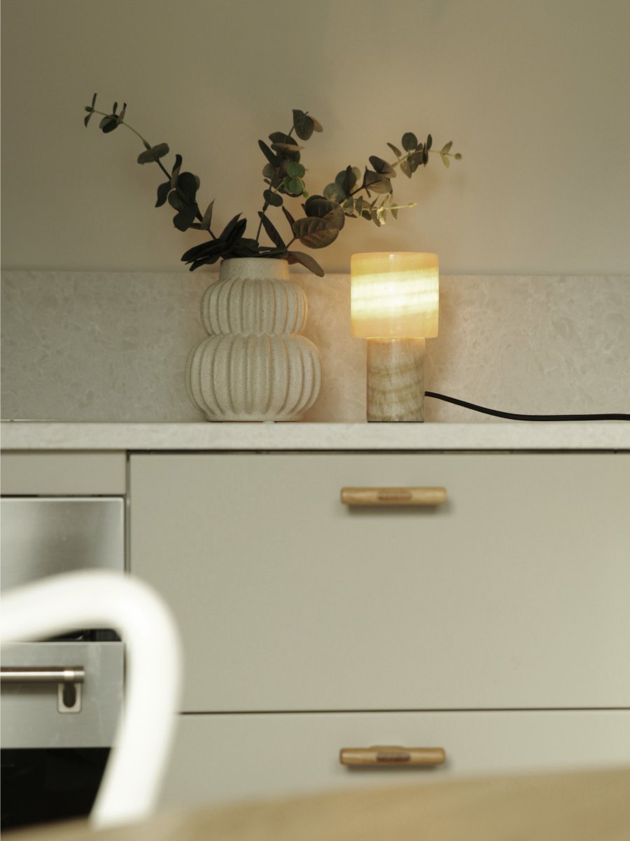 Lucie 16cm Naturaleza lámpara de mesa De PR Home - Queda perfecta junto a la ventana, sobre un escritorio en el recibidor o en una mesita auxiliar del sal&oacute;n, creando un brillo especial y un ambiente exclusivo.