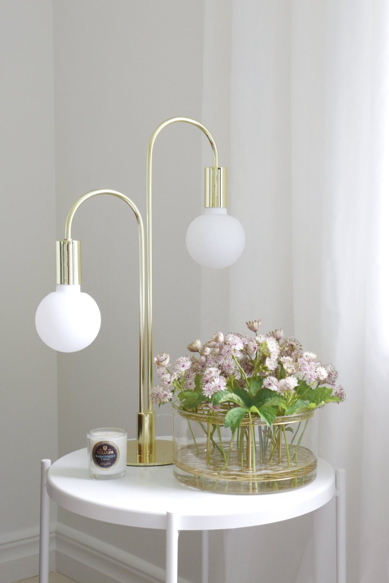 Grace 55cm Latón lámpara de mesa De Globen Lighting - Lámpara de mesa con dos brazos curvados de latón.