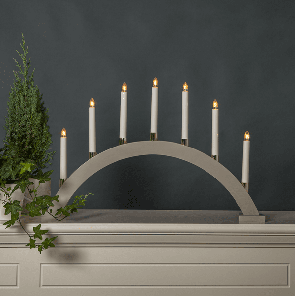 Gillian Beige De Star Trading - Candelero de madera curvado de color beige con candelabros ba&ntilde;ados en lat&oacute;n.