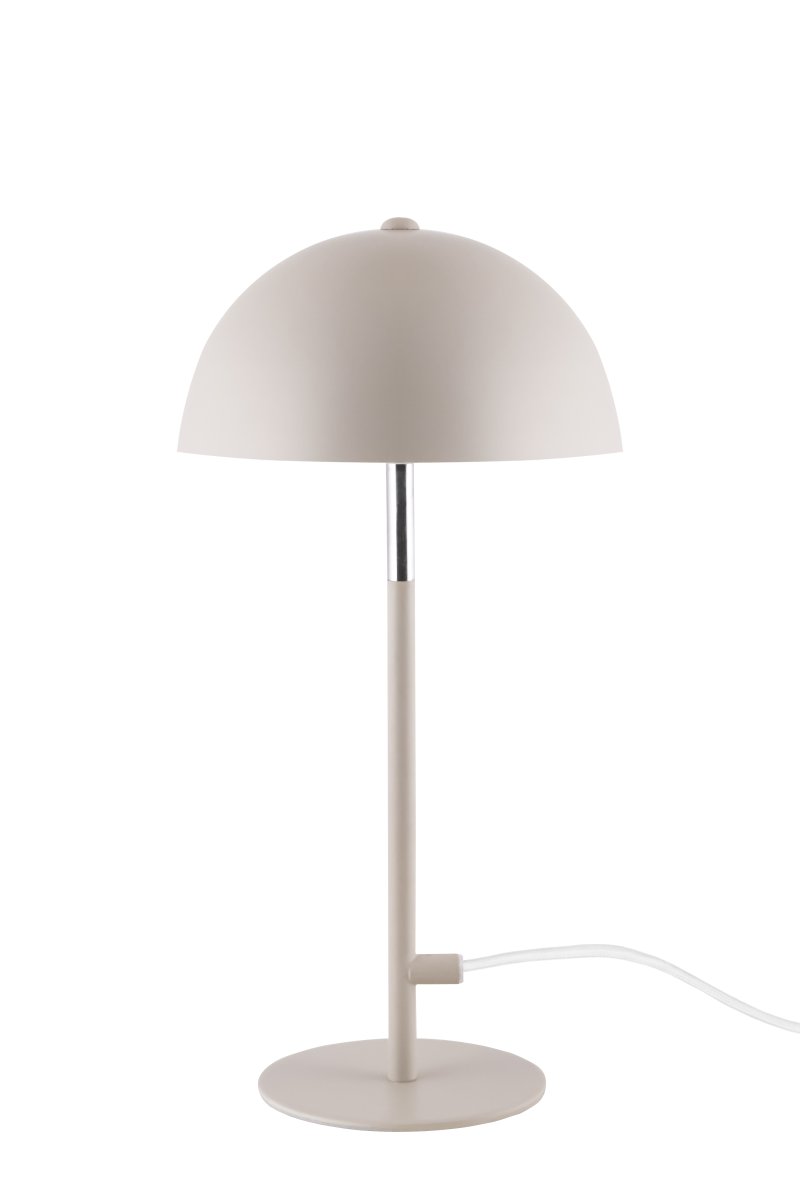 Icon 36cm Marrón claro lámpara de mesa De Globen Lighting - L&aacute;mpara de mesa con pantalla de metal mate en marr&oacute;n latte claro con detalles cromados.