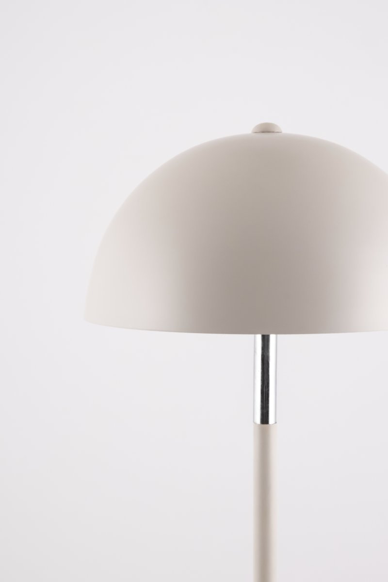 Icon 36cm Marrón claro lámpara de mesa De Globen Lighting - L&aacute;mpara de mesa con pantalla de metal mate en marr&oacute;n latte claro con detalles cromados.