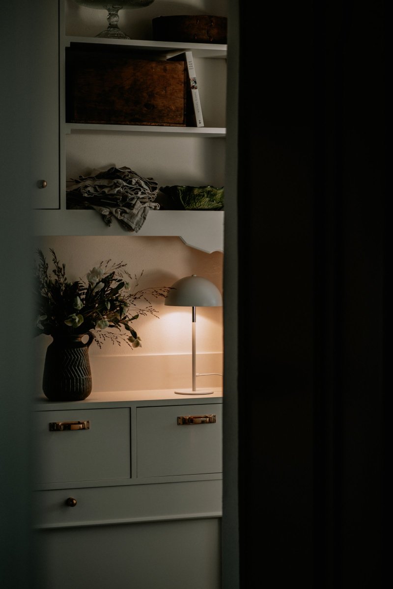 Icon 36cm Blanco lámpara de mesa De Globen Lighting - Lámpara de sobremesa con pantalla y base de metal lacado blanco mate con detalles cromados.