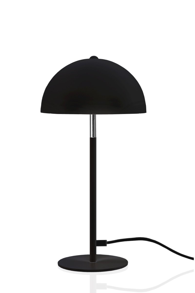 Icon 36cm Negro lámpara de mesa De Globen Lighting - Lámpara de sobremesa con pantalla y base de metal lacado en negro mate con detalles cromados.