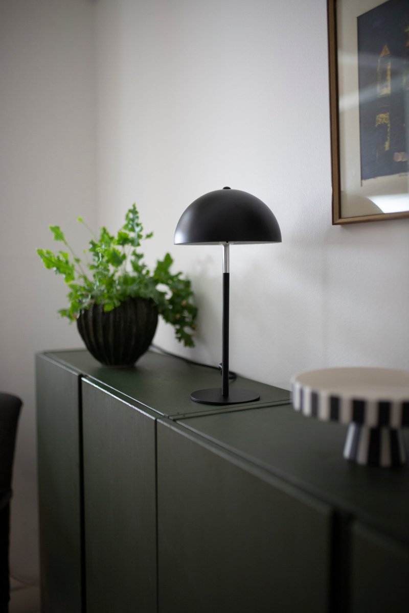 Icon 36cm Negro lámpara de mesa De Globen Lighting - Lámpara de sobremesa con pantalla y base de metal lacado en negro mate con detalles cromados.